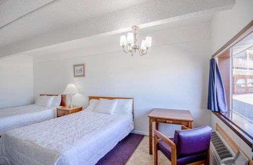 Osborne Hotel | Budget-Friendly Room Perfect for Road Trippers w/Free Parking
