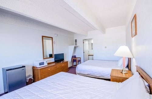 Osborne Hotel | Budget-Friendly Room Perfect for Road Trippers w/Free Parking