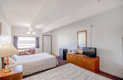 Osborne Hotel | Budget-Friendly Room Perfect for Road Trippers w/Free Parking