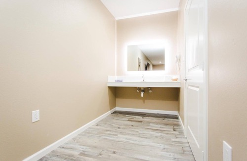 Sugar Land Hotel | Budget Host Inn and Suites