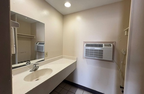 Fellowship Hotel | Budget Host Inn Ocala Near I-75 By Hotel O