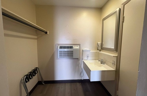 Fellowship Hotel | Budget Host Inn Ocala Near I-75 By Hotel O