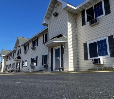 Escanaba Hotel | Budget Host Inn & Suites
