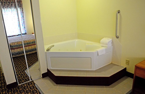 Allegan Hotel | Budget Host Inn