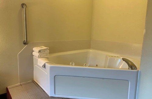 Allegan Hotel | Budget Host Inn