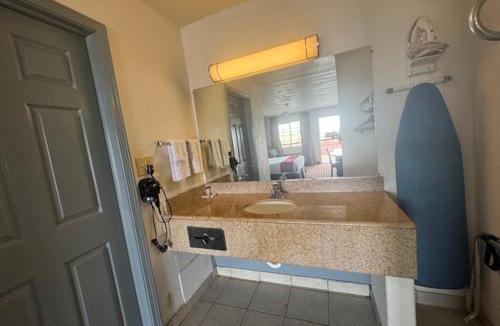 Salina Hotel | Budget Host Inn