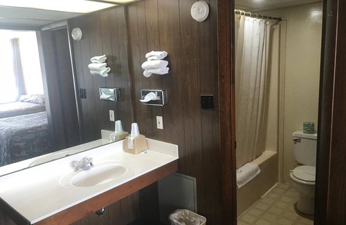 Kirksville Hotel | Budget Host Village Inn