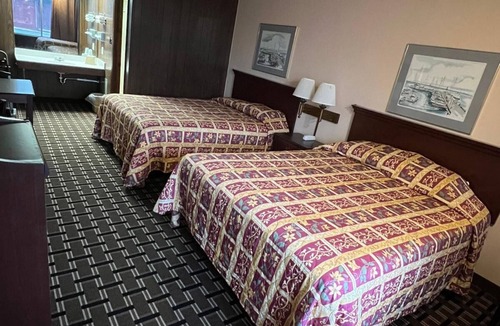 Kirksville Hotel | Budget Host Village Inn