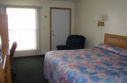 Fairmont Hotel | Budget Inn/1 King Bed-Non Smoking