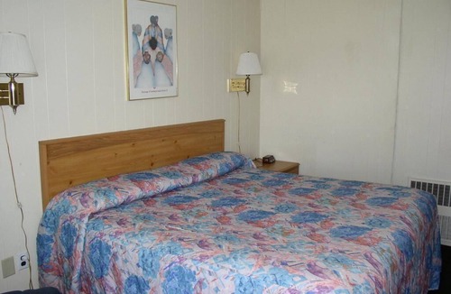 Fairmont Hotel | Budget Inn/1 King Bed-Non Smoking