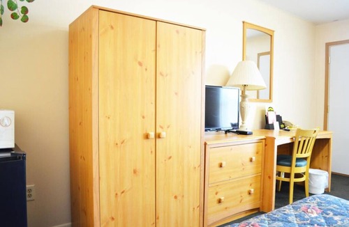 Fairmont Hotel | Budget Inn/1 Queen Bed Non-Smoking