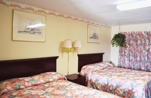 Fairmont Hotel | Budget Inn/2 Queen Bed Non-Smoking