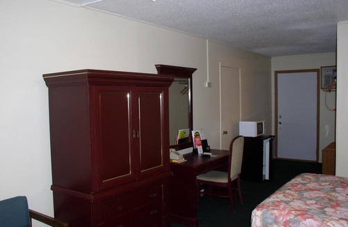 Fairmont Hotel | Budget Inn/2 Queen Bed-Non Smoking