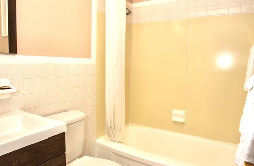 Bayberry Hotel | Budget Inn - Syracuse Airport