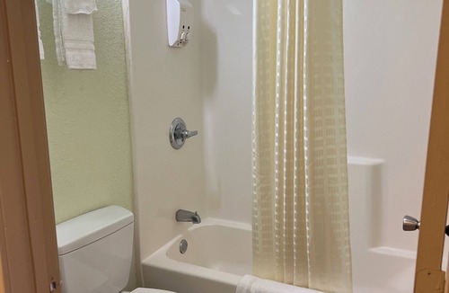Hallettsville Hotel | Budget Inn