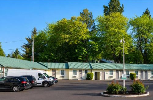Multnomah Village Hotel | Budget Lodge by OYO Portland West