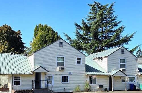 Multnomah Village Hotel | Budget Lodge by OYO Portland West