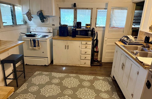 Riverside Park House | Budget Private Room- Near Beach