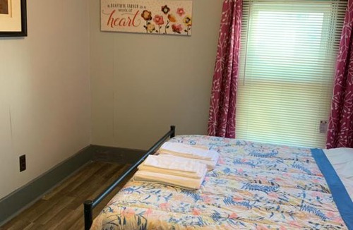 Pontiac House | Budget Room in Pontiac House near Downtown Pontiac Affordable to Stay