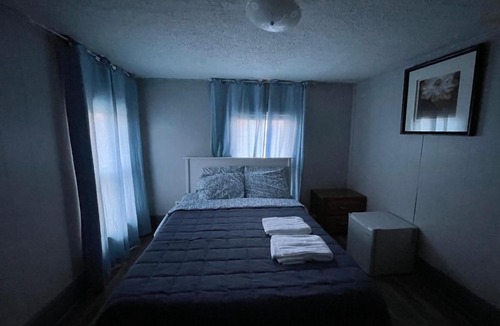 Pontiac House | Budget Room in Pontiac House near Downtown Pontiac Affordable to Stay