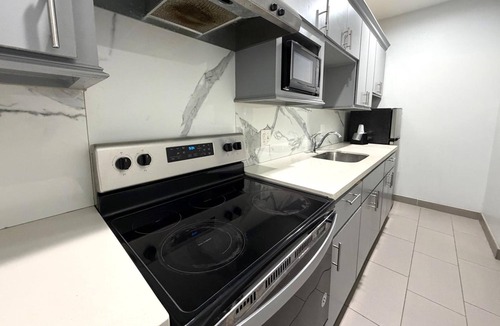 Westfield Hotel | Budget Room Near Six Flags Hurricane Harbor Splashtown - 3.7mi | Free Parking