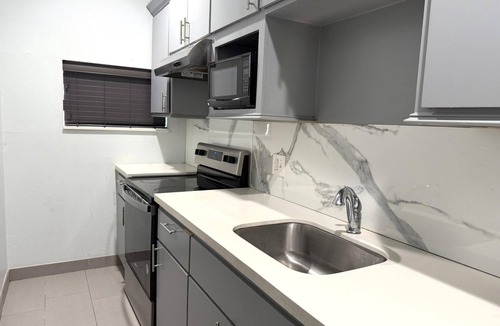 Westfield Hotel | Budget Room Near Six Flags Hurricane Harbor Splashtown - 3.7mi | Free Parking