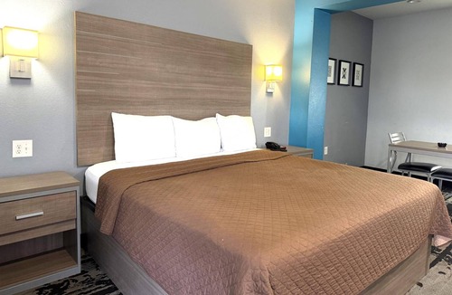 Westfield Hotel | Budget Room Near Six Flags Hurricane Harbor Splashtown - 3.7mi | Free Parking