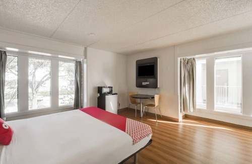 Energy Corridor Hotel | Budget Room Near the Heart of Houston’s Nature Centers + Parks– Perfect for You!