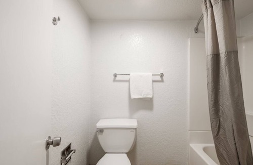 Energy Corridor Hotel | Budget Room Near the Heart of Houston’s Nature Centers + Parks– Perfect for You!