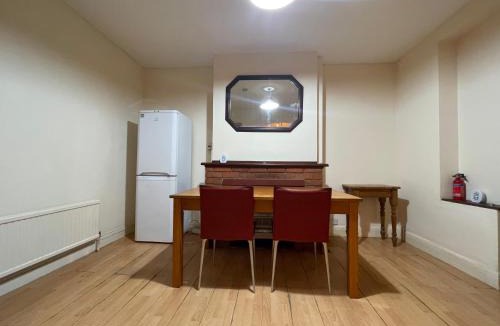 Luton House | Budget Stay In Luton 02 04