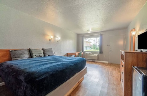 Livingston Hotel | Budget Stay King Bed Near Lake Livingston & Local Attractions