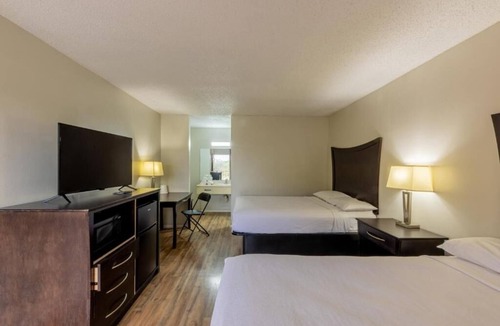 Beeville Hotel | Budget Stay Near Beeville Country Club – 4 Rooms w/Free Parking