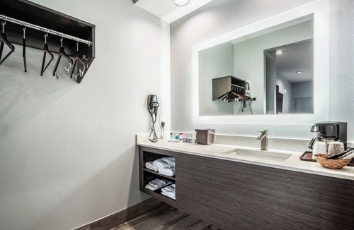 Katy Hotel | Budget Stay Near Katy Heritage Museum | Free Continental Breakfast