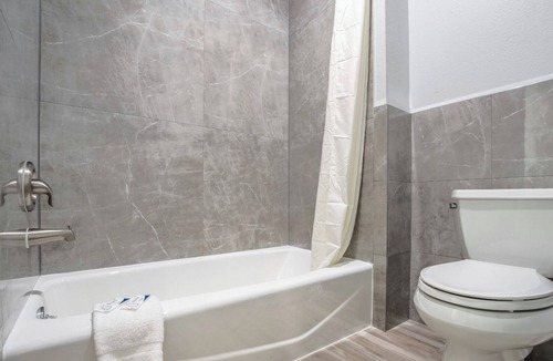 Katy Hotel | Budget Stay Near Katy Heritage Museum | Free Continental Breakfast