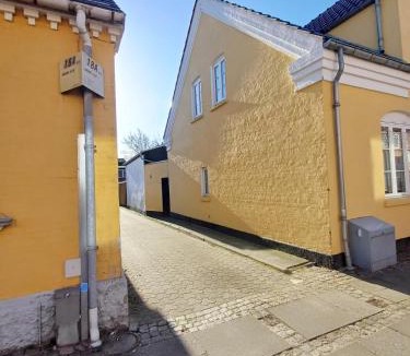 Norresundby Apartment | Budget Studio 4 with Free Parking