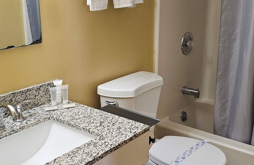 Fort Scott Hotel | Budgetel Inn and Suites