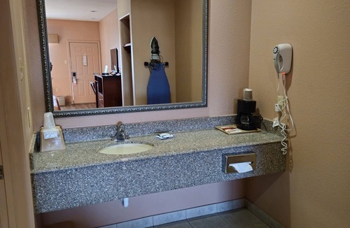 Hearne Hotel | Budgetel Inn & Suites
