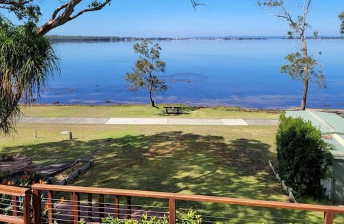 Budgewoi House | Budgewoi Front Lake Oasis