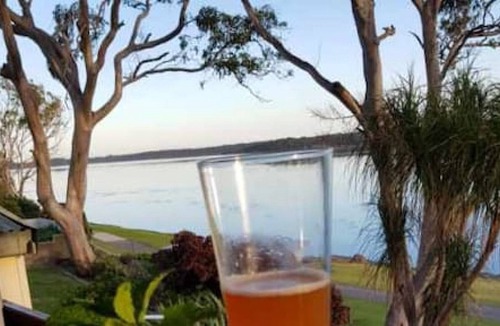 Budgewoi House | Budgewoi Front Lake Oasis