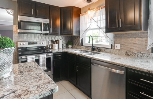 Cheektowaga House | BUF Airport Ranch 3BR1.5B Cheektowaga NY/Sleeps 8