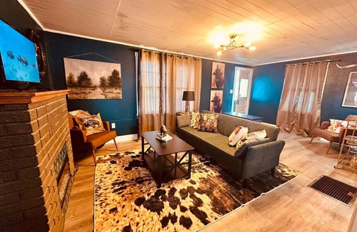 Russell Condo | Buffalo & Bourbon-1 Bed/1 Bath Private Condo