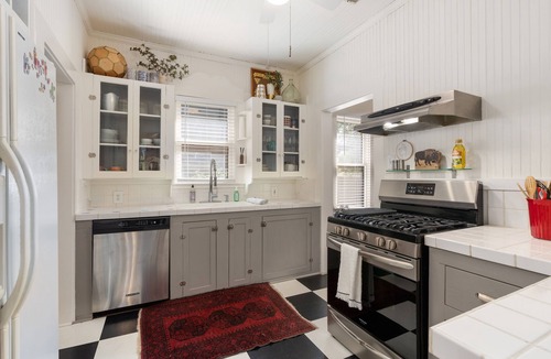 Boerne House | Buffalo Haus - Downtown charm 2-bedroom bungalow