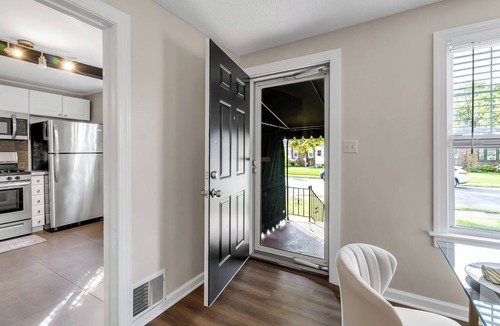 Kenmore Apartment | Buffalo/Kenmore Stylish 2-Bedroom, 1 Bathroom Lower Apt. Unit