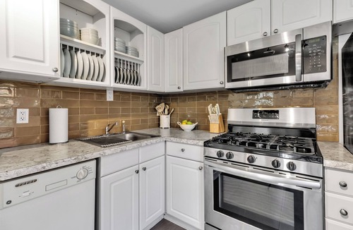 Kenmore Apartment | Buffalo/Kenmore Stylish 2-Bedroom, 1 Bathroom Lower Apt. Unit