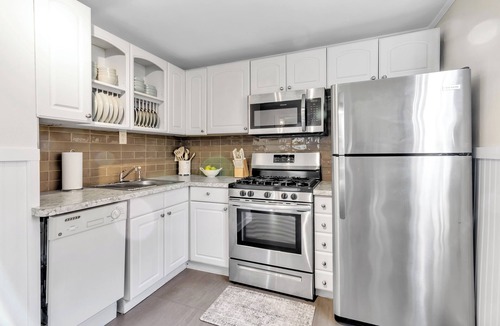 Kenmore Apartment | Buffalo/Kenmore Stylish 2-Bedroom, 1 Bathroom Lower Apt. Unit