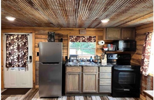 Compton House | Buffalo River Cowboy Cabin Getaway and HOT TUB!