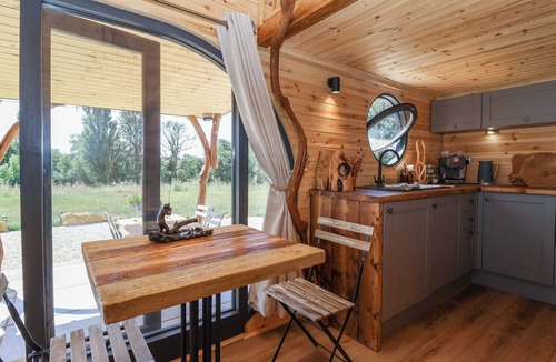 Gillingham Cottage | BUGLEY POOLS HIDEAWAY, romantic, with a garden in Gillingham