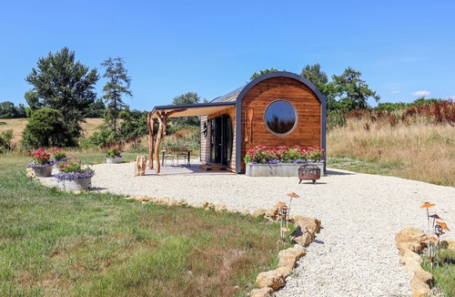 Gillingham Cottage | BUGLEY POOLS HIDEAWAY, romantic, with a garden in Gillingham