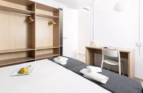 el Fort Pienc Apartment | Building perfect for big groups! Single beds and rooftop terrace!