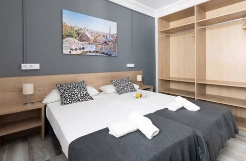 el Fort Pienc Apartment | Building perfect for big groups! Single beds and rooftop terrace!